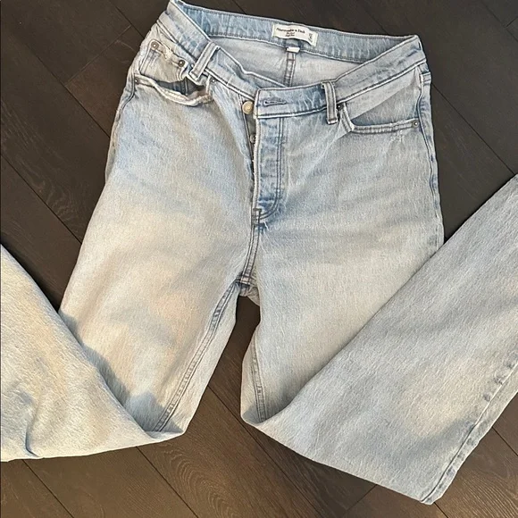 Abercrombie & Fitch the Dad rise Light Wash Straight Leg Jeans curvy love - Picture 6 of 10